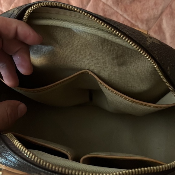 Brown Louis Vuitton bag 1 exterior pocket 4 interior pockets well conditioned - Picture 4 of 10